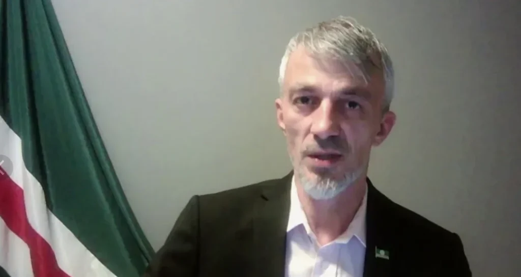 Россия объявила сына бывшего президента Ичкерии иностранным агентом 1 2025 12 01 14 28 39 1774x1183 1 e1764608971239 новости OC Media, Анзор Масхадов, иноагент в России, Ичкерия, Чечня