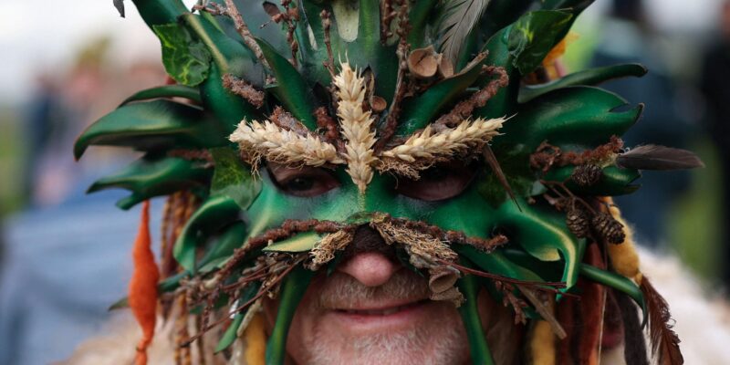 Современные друиды пришли в Стоунхендж, чтобы отметить день зимнего солнцестояния. Фотографии 1 2a70b380 de7e 11f0 b6eb fb9209f47010 1.jpg 1 Новости BBC Стоунхендж