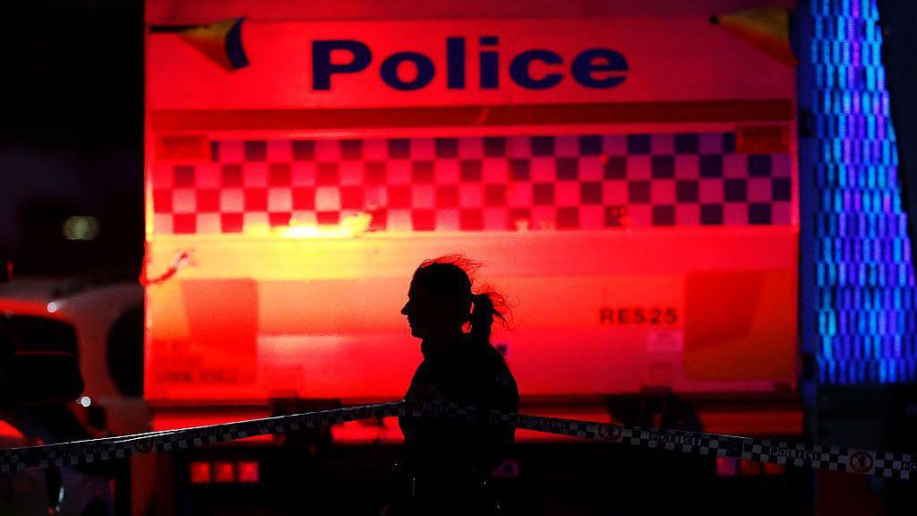 Стрельба на пляже Бонди-бич в Австралии: убиты 11 человек и нападавший. В этот момент там отмечали Хануку 1 5373d760 d8e0 11f0 b984 9fd1b9193e69 3.jpg 3 Новости BBC Бонди-бич