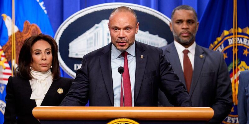 Подкастер и конспиролог Дэн Бонджино уходит с поста замдиректора ФБР 1 57b0d400 dc31 11f0 854f 613aec88e40b.jpg Новости BBC ФБР