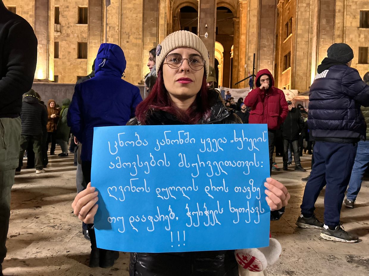 Не такая уж тихая ночь — Тбилиси вступает в праздничный сезон на фоне продолжающихся протестов 7 6 новости OC Media, новогодняя елка, протест в Тбилиси, рождественская елка