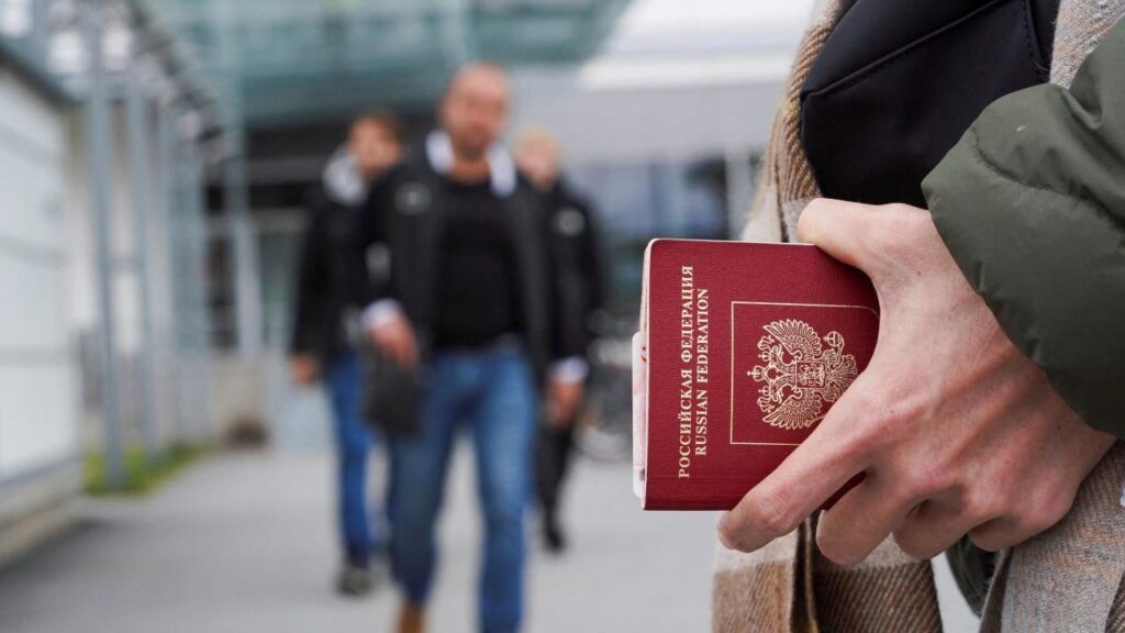 658c12c0 d6c7 11f0 a192 19d7b6119976 3.jpg 3 BBC News Русская служба эмигранты