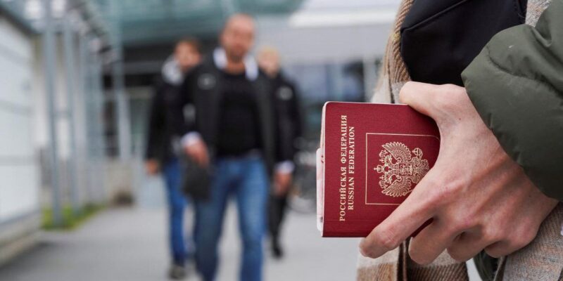 «Фактически лишение гражданства». В Думу внесли законопроект о новом ограничении прав преследуемых в России эмигрантов 1 658c12c0 d6c7 11f0 a192 19d7b6119976 3.jpg 3 Новости BBC эмигранты