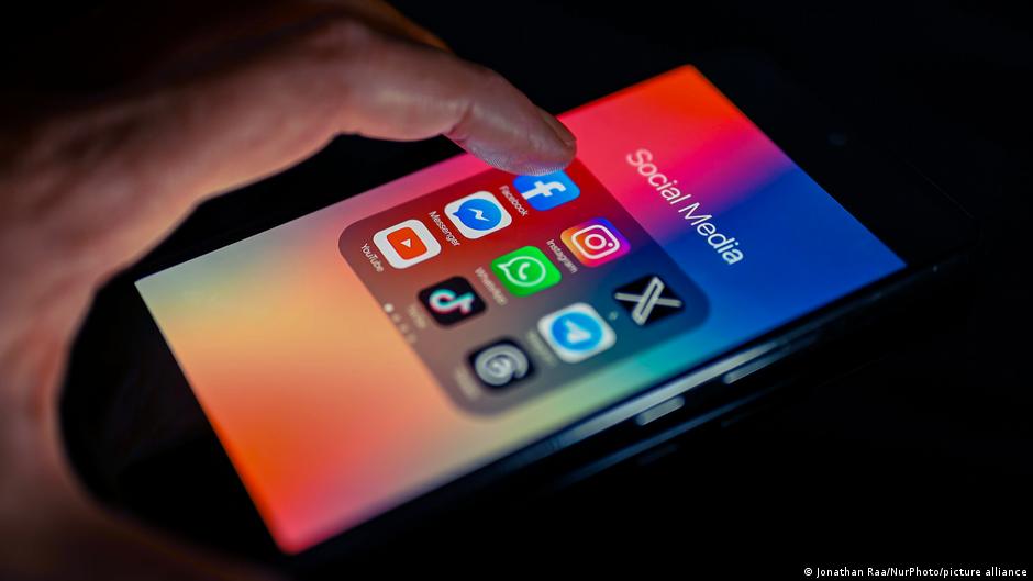 67152579 403.jpg Deutsche Welle Telegram, WhatsApp