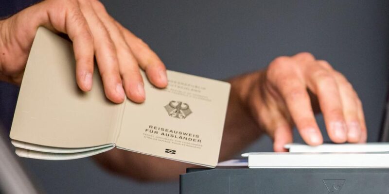 Как белорусские дети получают документы за границей 1 67225873 403.jpg Deutsche Welle Беларусь