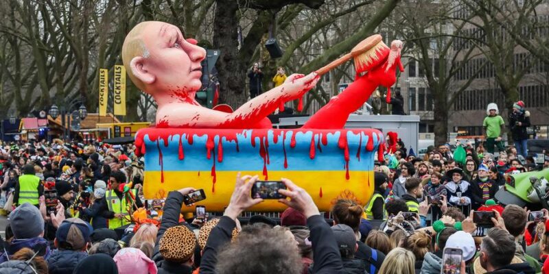 В России отложен суд над немецким скульптором из-за фигур Путина 1 68160068 403 1.jpg 1 Deutsche Welle скульптор