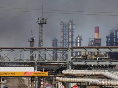 Украинские дроны девятый раз за год ударили по НПЗ "Роснефти" 4 68518799 403.jpg Deutsche Welle роснефть