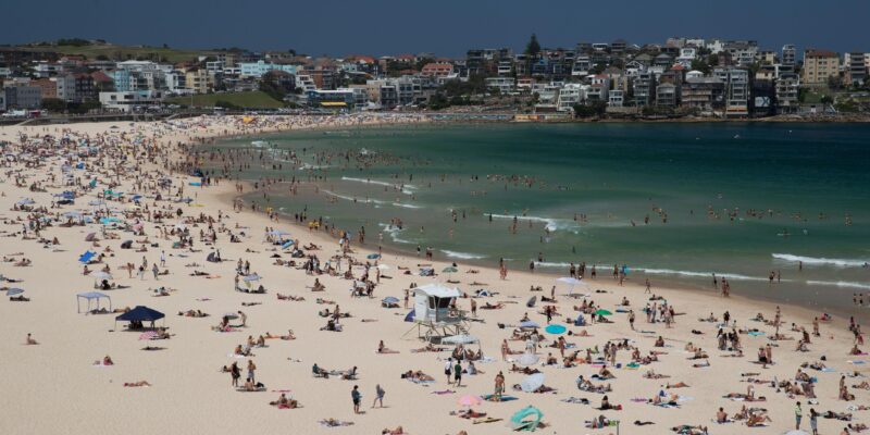 На пляже Бонди-бич в Австралии началась стрельба, убиты 9 человек и нападавший. В этот момент там отмечали Хануку 1 693ac580 d8cd 11f0 a823 6f1bb16f0252 2.jpg 2 Новости BBC Бонди-бич