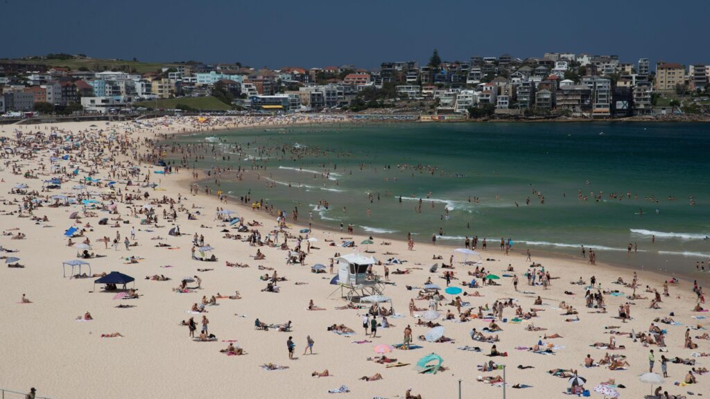 На пляже Бонди-бич в Австралии началась стрельба. В этот момент там отмечали Хануку 1 693ac580 d8cd 11f0 a823 6f1bb16f0252.jpg Новости BBC Австралия, Бонди-бич