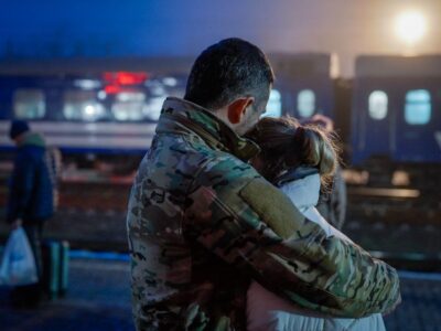 «Поезда все еще курсируют, и это дает надежду». Как украинки ездят на фронт к любимым 2 6fd6a0c0 d149 11f0 8a87 7d9bb2db3fd3.jpg Новости BBC фронт