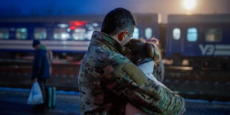 «Поезда все еще курсируют, и это дает надежду». Как украинки ездят на фронт к любимым 1 6fd6a0c0 d149 11f0 8a87 7d9bb2db3fd3.jpg Новости BBC фронт