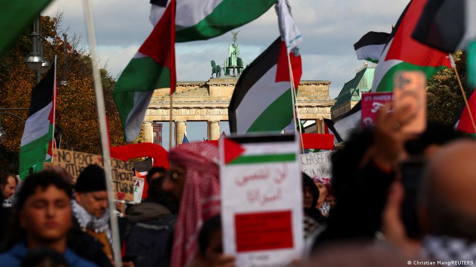 В Берлине оштрафовали мужчину за антиизраильский лозунг на демонстрации 1 74320108 403.jpg Deutsche Welle Берлин