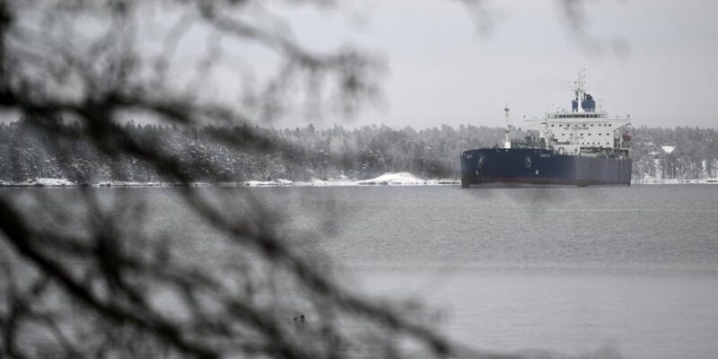 Bloomberg: На танкерах "теневого" флота скапливается нефть из России 1 74978079 403.jpg Deutsche Welle теневой флот России