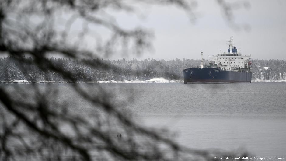 Bloomberg: На танкерах "теневого" флота скапливается нефть из России 1 74978079 403.jpg Deutsche Welle теневой флот России