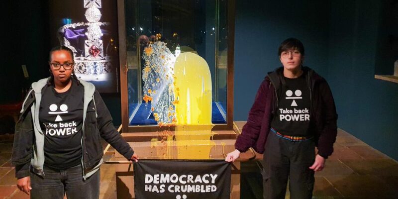 В корону Британской империи в Тауэре бросили яблочный пирог с кремом 1 75047161 403.jpg Deutsche Welle Тауэр