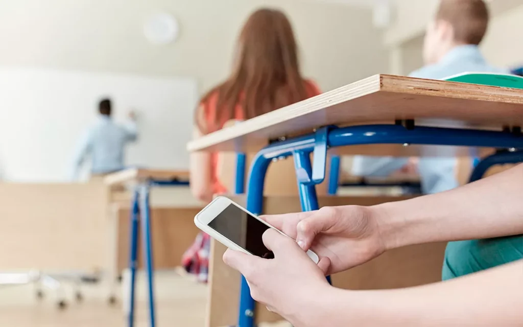 В школах запретят использование мобильных телефонов, но будет соблюден "баланс" 1 756619384016171 новости Гиви Миканадзе, Минобразования Грузии, мобильные телефоны, школы Грузии