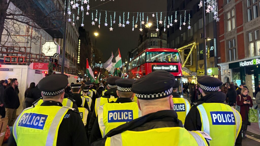 В Британии будут арестовывать за лозунг «Глобализировать интифаду» 1 90d62380 db68 11f0 b1a4 5dc5d1c6f4ef.jpg Новости BBC Британия