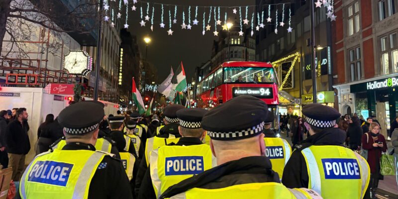 В Британии будут арестовывать за лозунг «Глобализировать интифаду» 1 90d62380 db68 11f0 b1a4 5dc5d1c6f4ef.jpg Новости BBC Британия