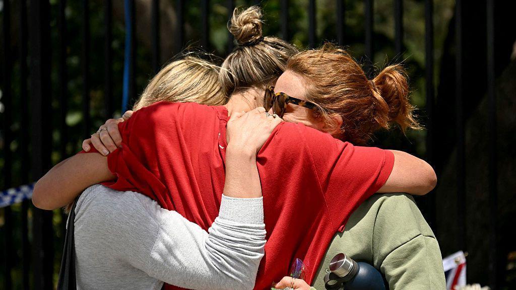 «Ребенок, который приносил свет»: что известно об убитых на пляже в Сиднее во время Хануки 1 b390b260 d9c3 11f0 bc18 39840aa0c067 1.jpg 1 Новости BBC стрельба в Сиднее