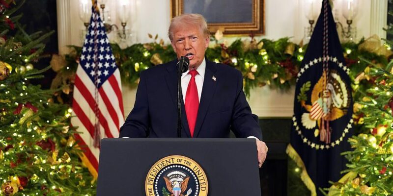 «Год назад наша страна была мертва». Трамп обратился к народу, чтобы объявить о своих успехах в экономике 1 c683d3c0 dbe4 11f0 b369 edaeca80deb1.jpg Новости BBC Дональд Трамп