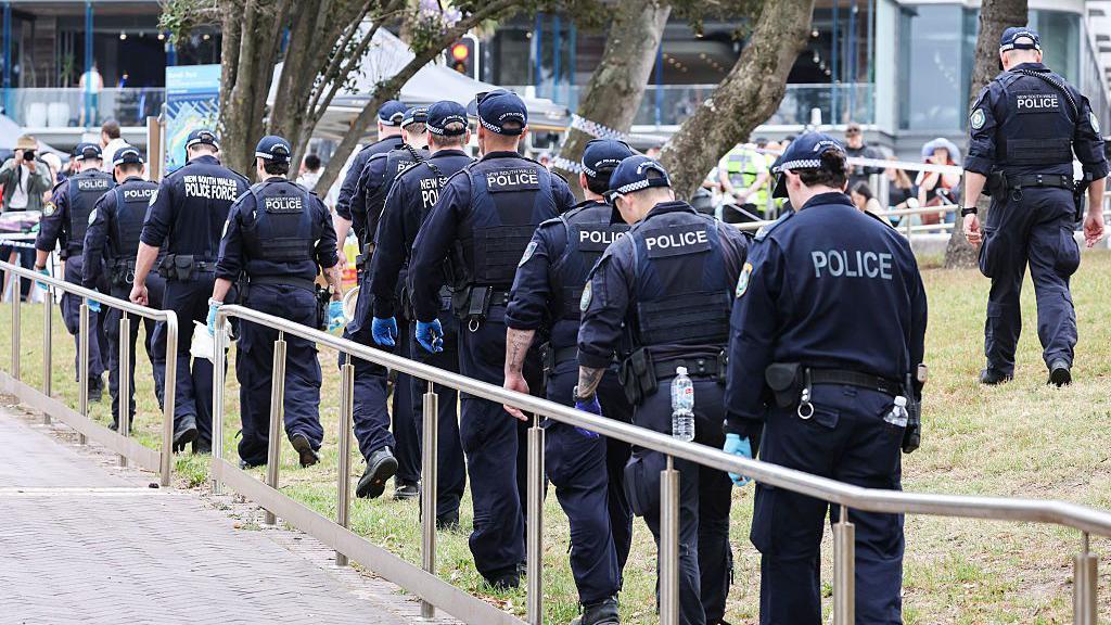 Напавшие на посетителей Бонди-бич вдохновлялись идеологией «Исламского государства». Незадолго до нападения они посетили Филиппины 1 e1141170 da6b 11f0 a03c 01668bc4a165.jpg Новости BBC Бонди-бич