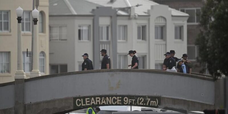 Стрельба на пляже в Сиднее во время празднования Хануки: что известно о подозреваемых отце и сыне? 1 e55ae750 d9c5 11f0 a8dc 93c15fe68710.jpg Новости BBC стрельба в Сиднее