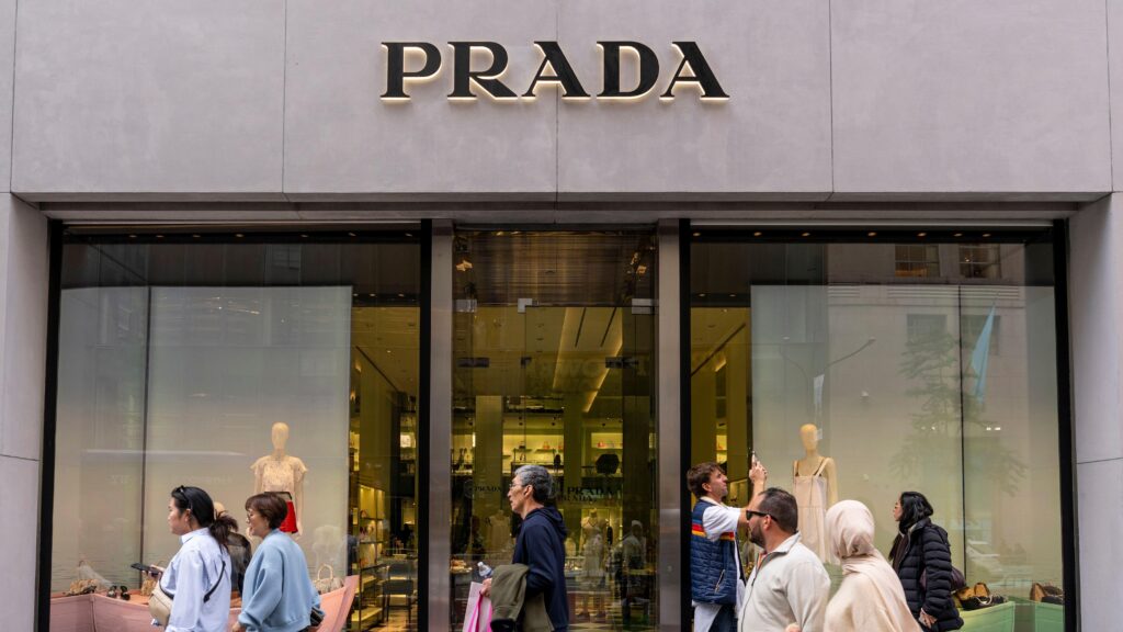 Итальянская Prada купила модный дом Versace — со скидкой 1 ecc614b0 d079 11f0 9fb5 5f3a3703a365 3.jpg 3 Новости BBC Prada