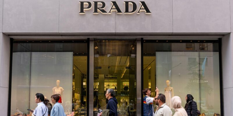 Итальянская Prada купила модный дом Versace — со скидкой 1 ecc614b0 d079 11f0 9fb5 5f3a3703a365 3.jpg 3 Новости BBC Prada