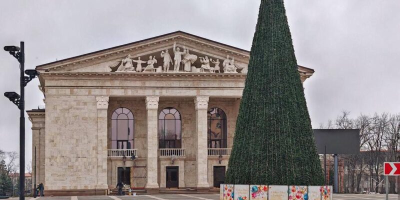 «Аленький цветочек» на крови. В Мариуполе открывают театр, где погибли сотни людей 1 ef7b8530 df76 11f0 9ae0 035f4c136d6c 1.jpg 1 Новости BBC Мариуполь