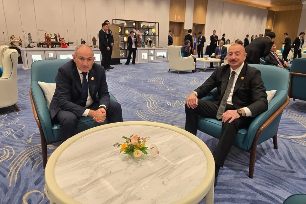 Историческое событие: Армения получит азербайджанское топливо через Грузию 1 nikol pashinyan and ilham aliyev 1 9 2025 новости OC Media, Армения. Азербайджан, Армения. Грузия, Грузия-Армения, Грузия-Армения-Азербайджан, топливо