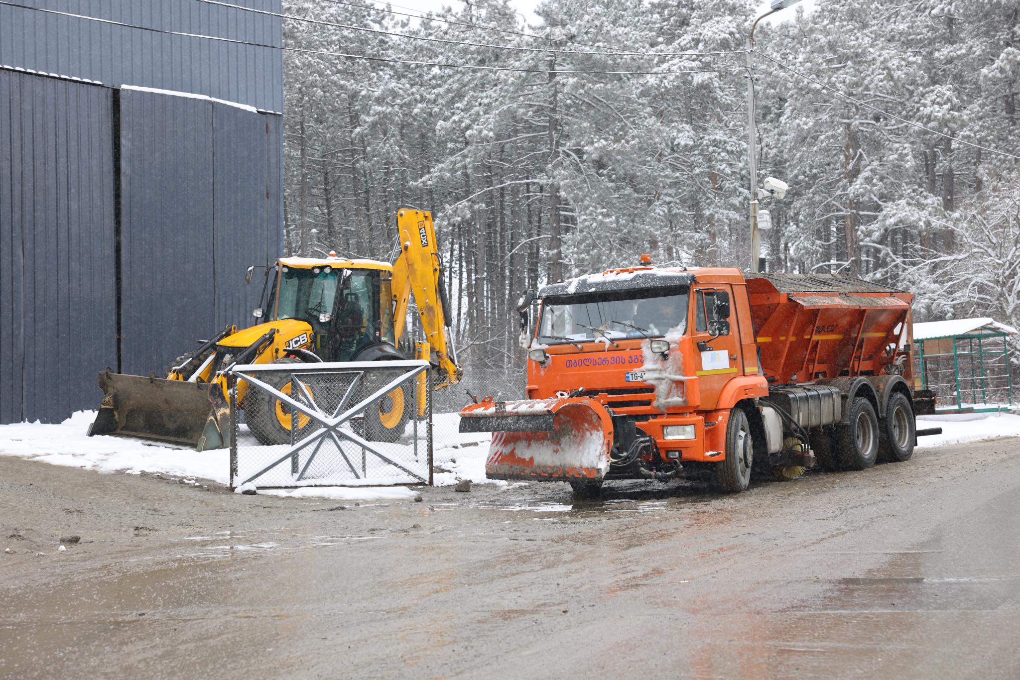 616621505 1308449987994112 4556457462405826045 n новости Каха Каладзе, мэрия Тбилиси, очистка дорог, снегопад