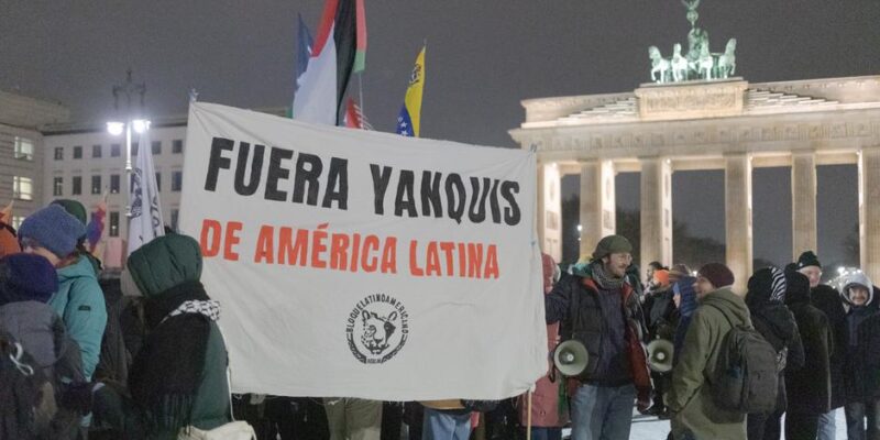 В Германии прошли акции против военной операции США в Венесуэле 1 75388132 403.jpg Deutsche Welle протест в Германии