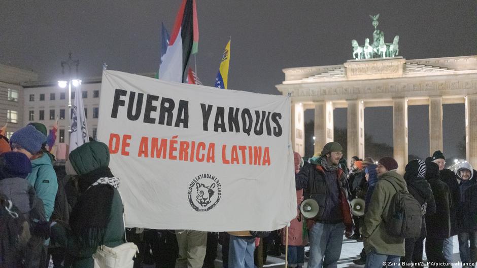 В Германии прошли акции против военной операции США в Венесуэле 1 75388132 403.jpg Deutsche Welle протест в Германии