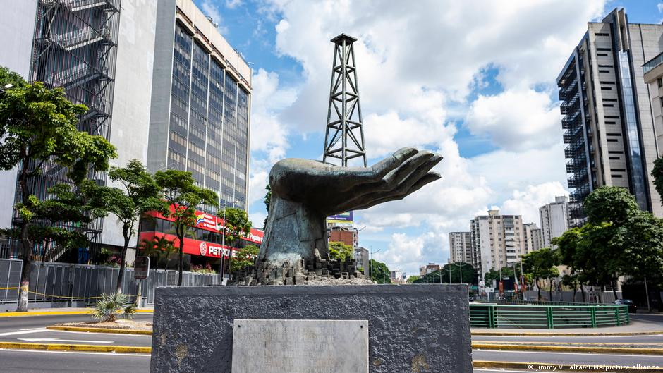 Трамп пообещал субсидии нефтяным компаниям США за работу в Венесуэле 1 75397635 403.jpg Deutsche Welle нефть в Венесуэле