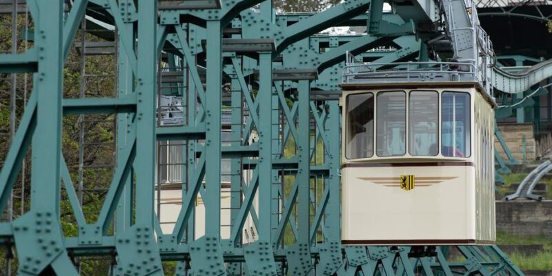 Дрезденская подвесная дорога - слишком кривая для СССР 1 75436889 403.jpg Deutsche Welle дорога