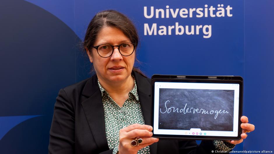 Антисловом 2025 года в Германии стал экономический термин 1 75483097 403.jpg Deutsche Welle Антислов в Германии