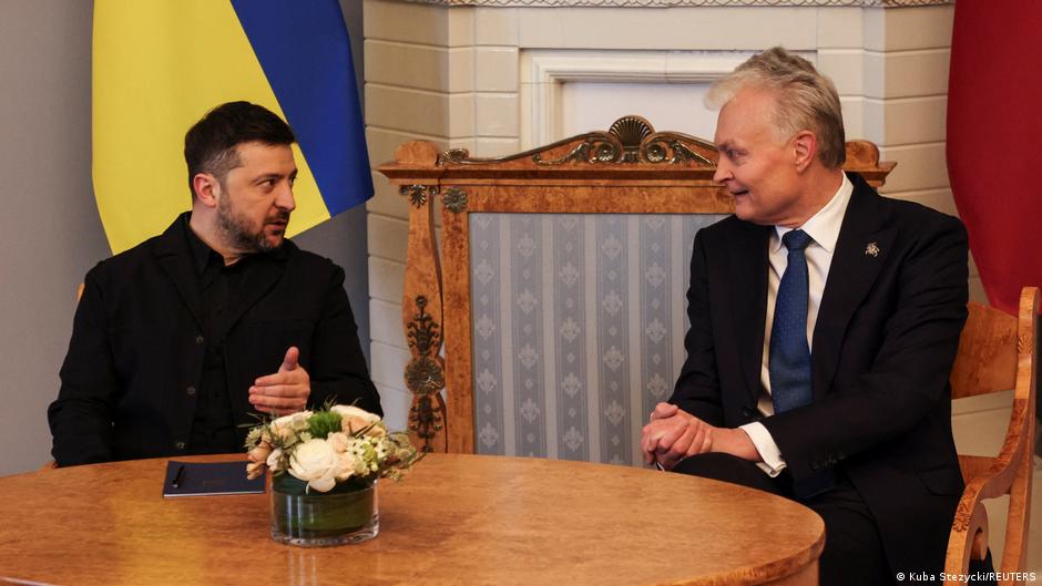 Президент Украины Владимир Зеленский с первой леди прибыл в Литву 1 75648636 403.jpg Deutsche Welle Владимир Зеленский