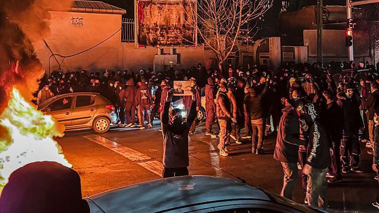 Протесты в Иране: власти стали действовать еще жестче, но протестующие не сдаются 1 788d3f50 ee5c 11f0 be42 69538bed316c.jpg Новости BBC протесты в Иране