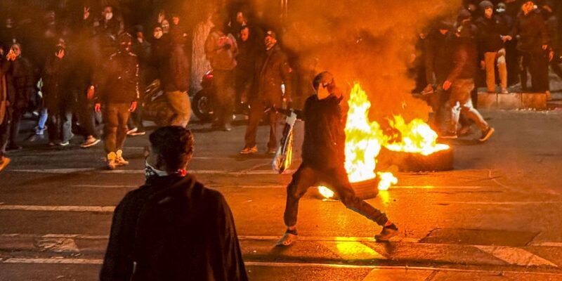Протесты в Иране: столкновения продолжаются, больницы переполнены. Пехлеви хочет вернуться «после победы революции» 1 a70cbc10 ee1c 11f0 b5f7 49f0357294ff.jpg Новости BBC протесты в Иране
