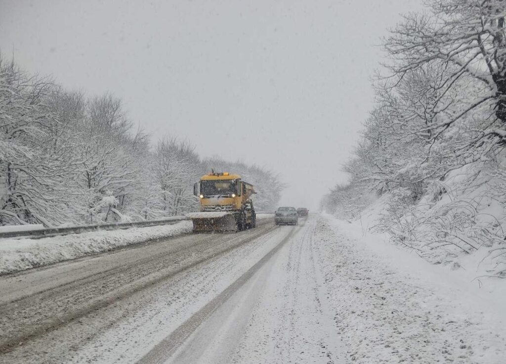 На дороге Мцхета–Степанцминда–Ларс временно запрещено движение прицепного и полуприцепного транспорта 1 dorogi sneg 7 новости автодорога, гололед