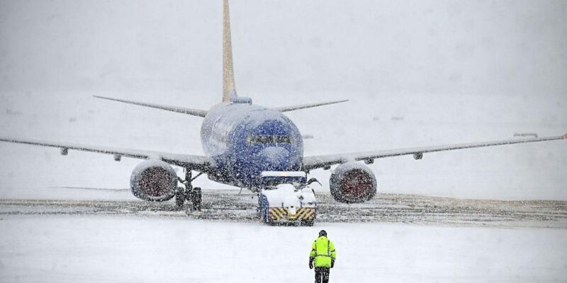 Снежный шторм в США: более 30 погибших, отмена тысяч авиарейсов и неблагоприятный прогноз 1 ed41f420 fbaa 11f0 b852 153f64f31c74.jpg Новости BBC зимний шторм в США