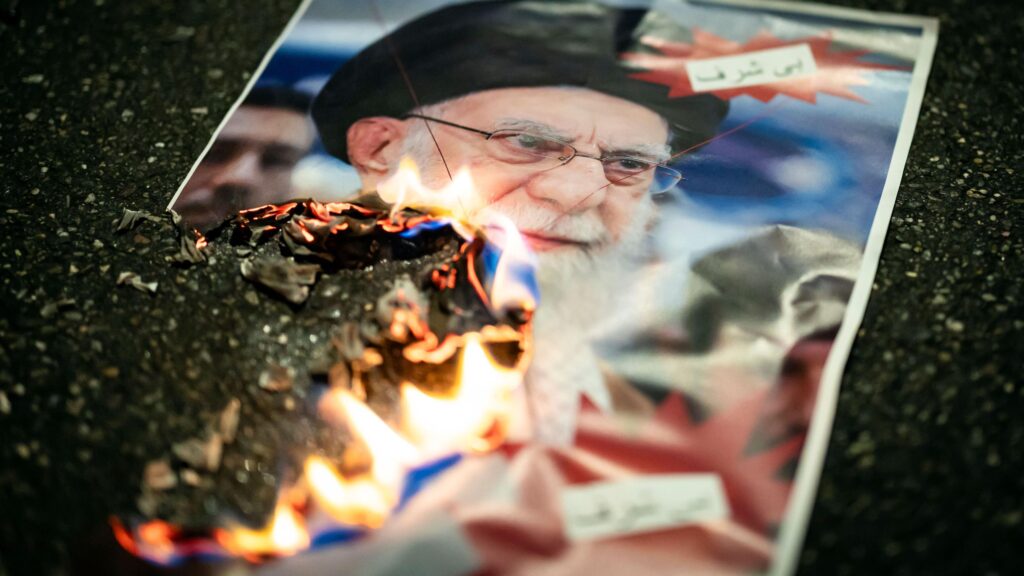 Стоит ли ждать падения властей Ирана? Авторитарные режимы умирают сначала постепенно, а потом внезапно, пишет обозреватель Би-би-си 1 f210be50 f0f6 11f0 96da dd24bce3dd3d.jpg Новости BBC иран