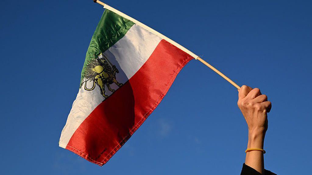 В Иране вторую неделю продолжаются протесты. СМИ пишут, что у аятоллы Хаменеи есть план бегства в Москву 1 f48b8410 ea2c 11f0 bee8 cb37bc70a803.jpg Новости BBC Али Хаменеи