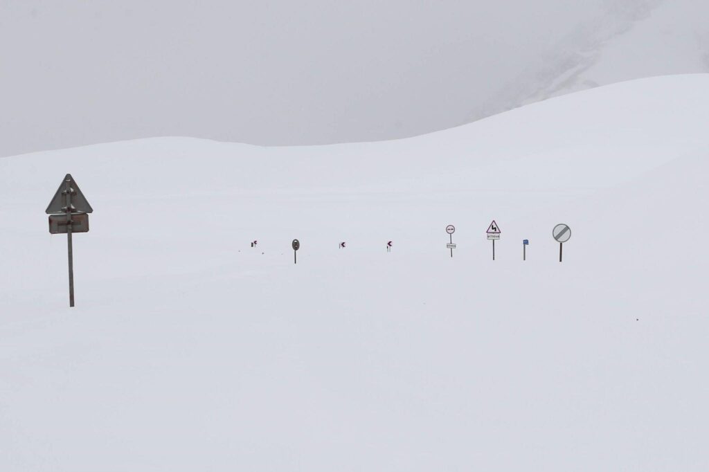 Департамент дорог: на участке Гудаури-Коби ограничено движение всех видов транспорта 1 zasnegennost новости Гудаури-Коби, Департамент автомобильных дорог, Коби-Гудаури, Степанцминда