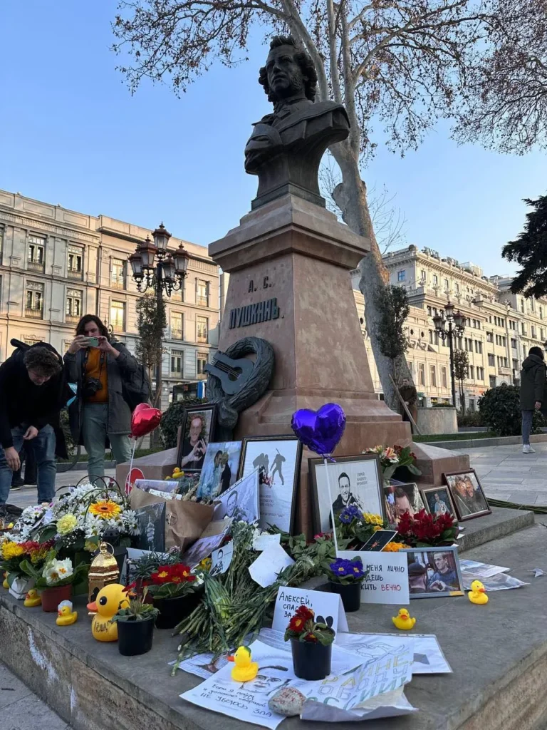 У памятника Пушкину МВД Грузии не разрешило провести митинг памяти Алексея Навального 1 430396567 770499244630235 6392480944998843003 n 1 новости акция памяти, Алексей Навальный, МВД Грузии, памятник Пушкину, россияне в Грузии, сквер Пушкина