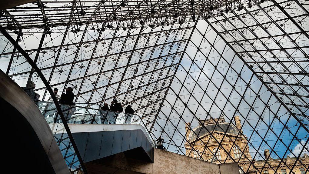 Во Франции девять человек арестованы по делу о мошенничестве с билетами в Лувр на 10 млн евро 1 4629ec60 08ed 11f1 94dc adc7436c6c75.jpg Новости BBC Франция