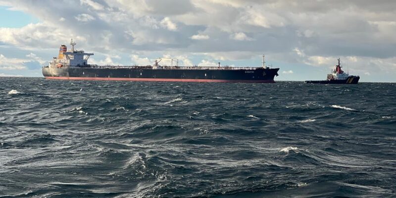 Greenpeace: Разлив нефти с танкера "теневого флота" затронет 100 тысяч человек 1 71270221 403.jpg Deutsche Welle Greenpeace