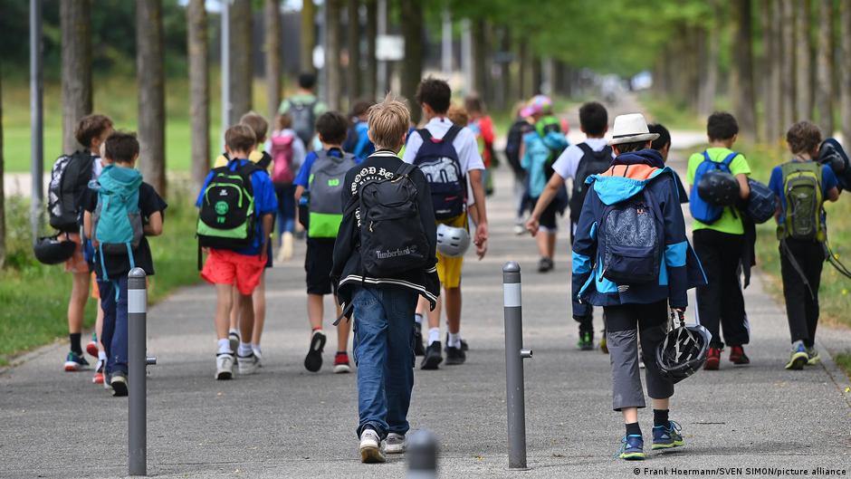 Опрос: 55% жителей ФРГ считают расходы на детей неподъемными 1 74136432 403.jpg Deutsche Welle расходы на детей