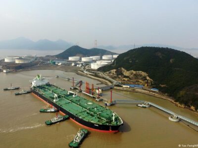 Bloomberg: РФ и Иран ведут ценовую войну за экспорт нефти в Китай 4 75488463 403.jpg Deutsche Welle нефть