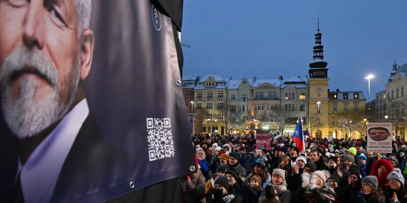 В Чехии тысячи граждан вновь вышли на улицы в поддержку президента Павела 1 75983074 403.jpg Deutsche Welle Петр Павел, чехия